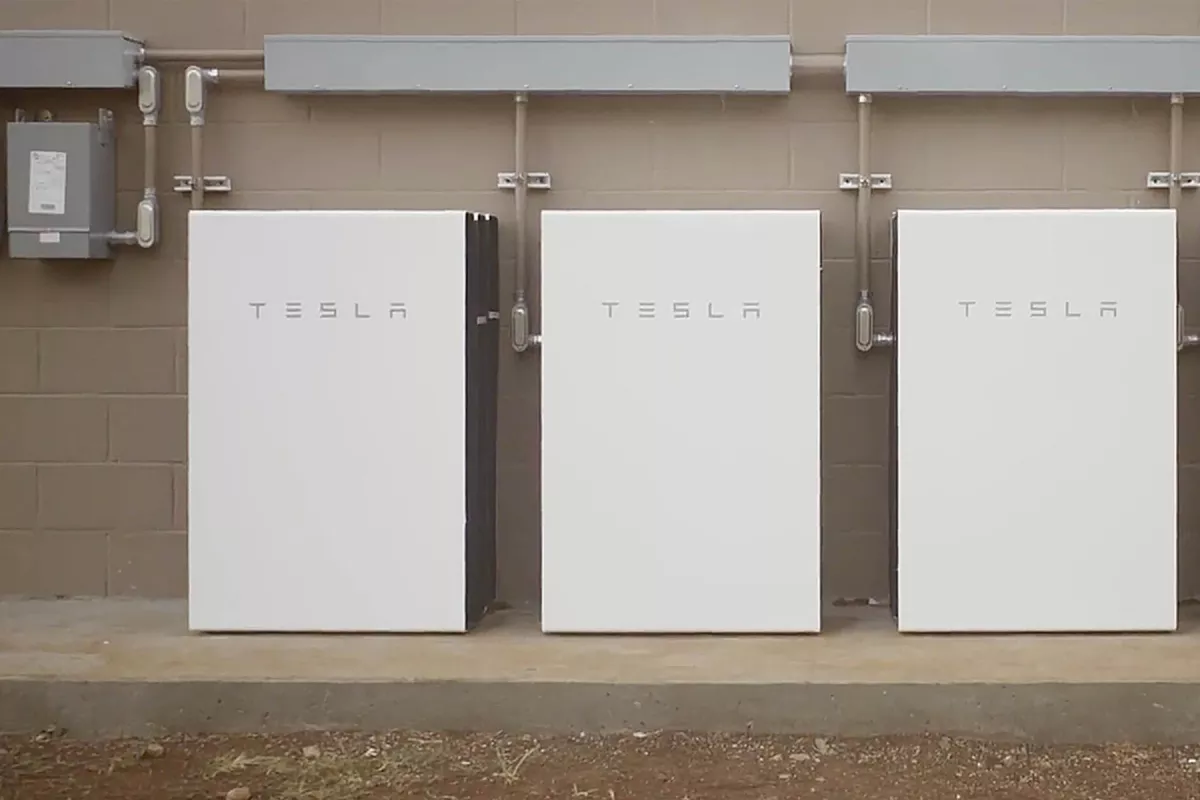 Des batteries lithium Powerwalls permettant de stocker l'énergie solaire dans une école à Hawaï © Tesla