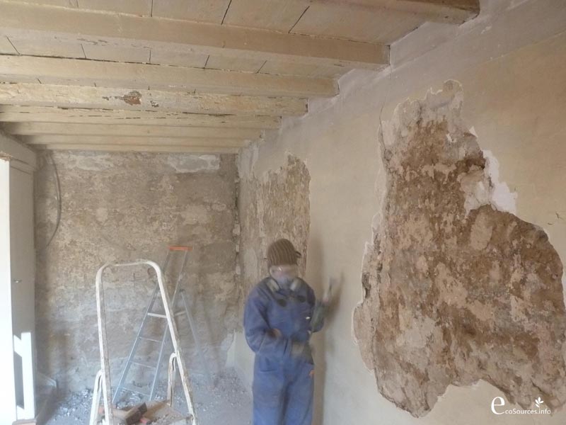 Préparation des murs, destruction des anciens enduits au plâtre