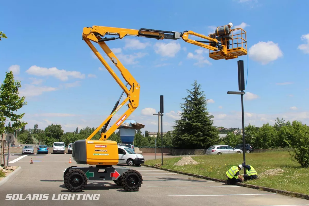 Pose d'un lampadaire solaire - © Solaris Ligting