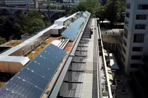 Installation de panneaux solaires hybrides DualSun sur le toit d'un immeuble