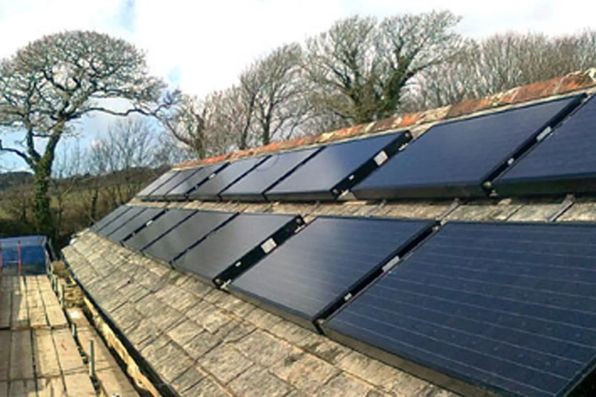 Installation de 28m2 de panneaux solaires mixtes © Newform Energy UK