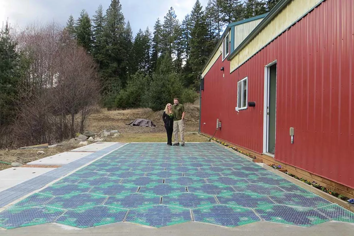 Le système SOLAR ROADWAYS pour capter l'énergie solaire, et avertir les usagers de la route grâce à des LEDs © Solar Road Way