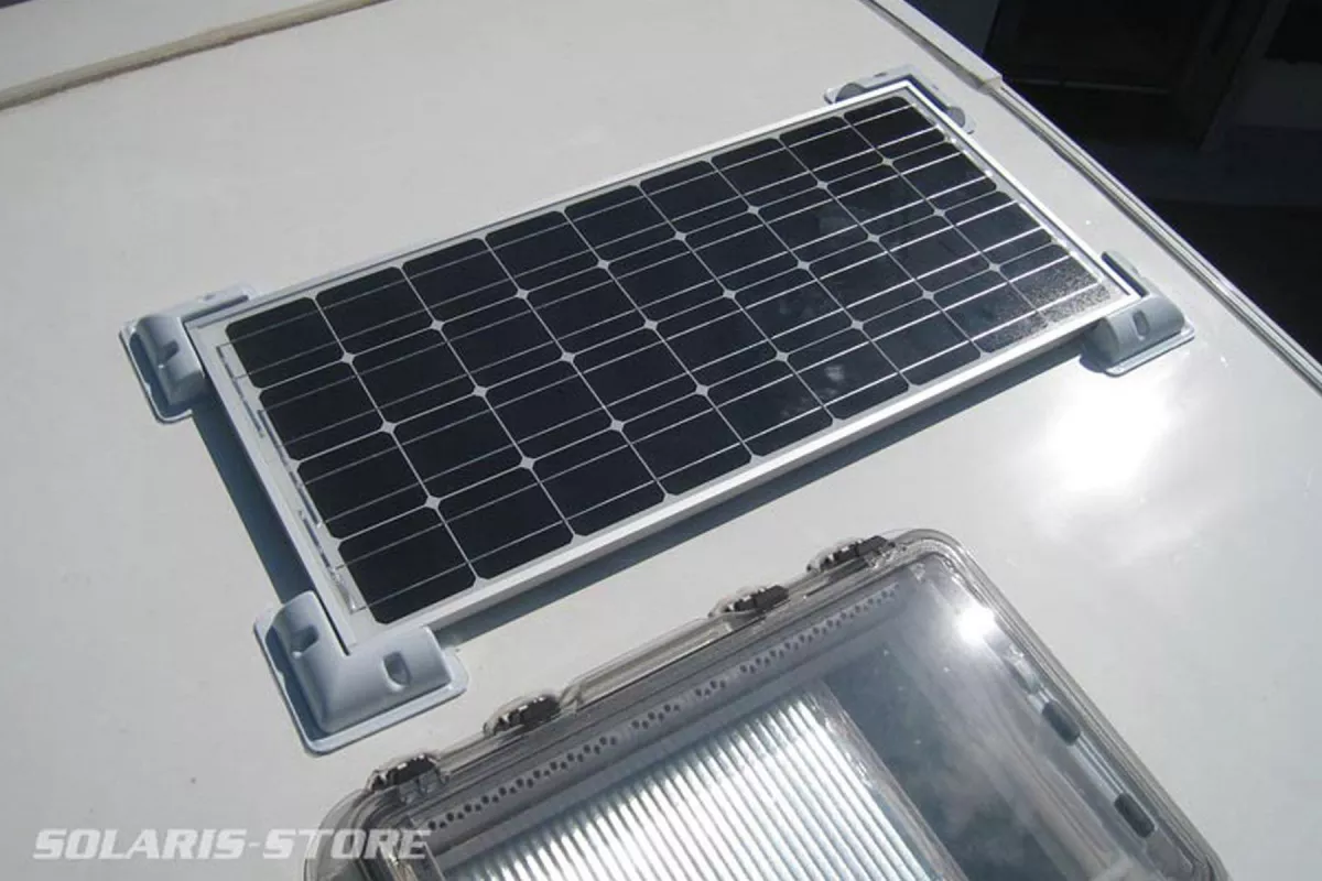 Panneau solaire fixé au toit du véhicule - © Solaris