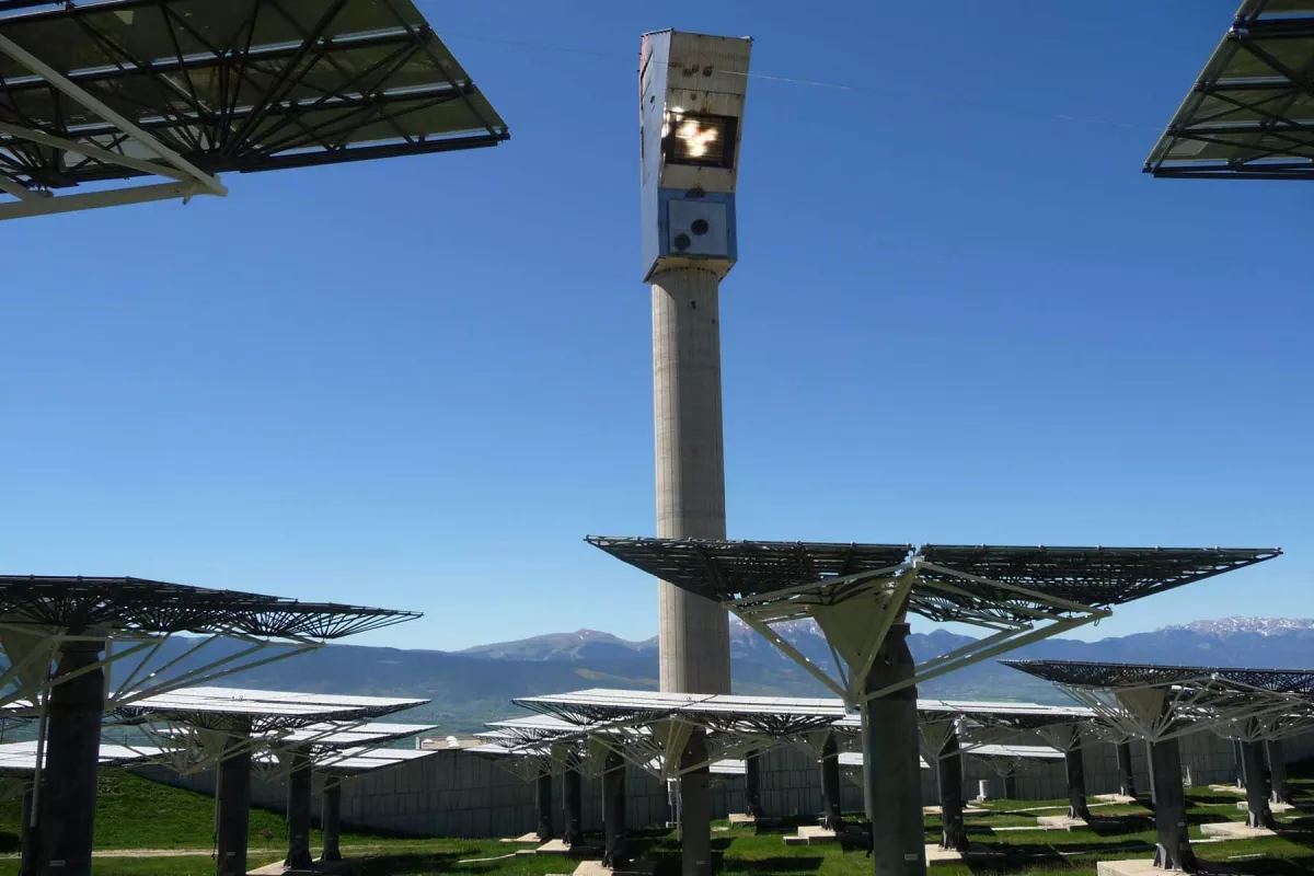 La tour solaire à concentration Thémis inaugurée par EDF en 1983 - © Xaviateur, Wikipedia