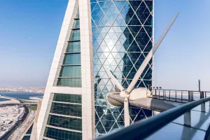 Éolienne tripale intégrée au bâtiment au World Trade Center de Bahreïn : une première mondiale