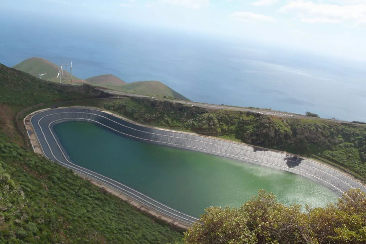Le bassin de la station de pompage turbinage (STEP) de l'île d'El Hierro permettant de stocker l'énergie produite par les éoliennes. © CLIMAT'O : le blog d'Alain GIODA