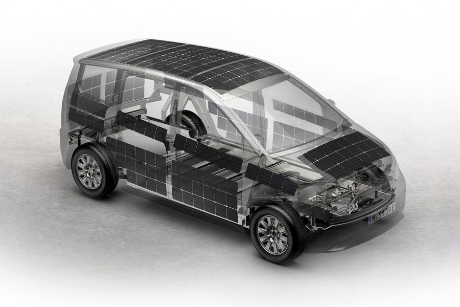 Panneau solaire intégré dans la carrosserie de la voiture